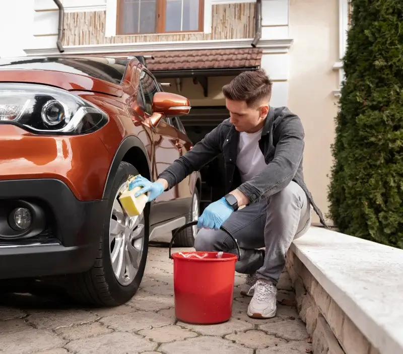 Lavage auto à domicile Le Tranger : professionnel intervenant sur un véhicule